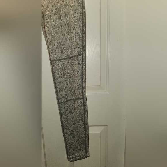 Gymshark Medium Gray Patterned Dry Ankle Leggings - Picture 2 of 10